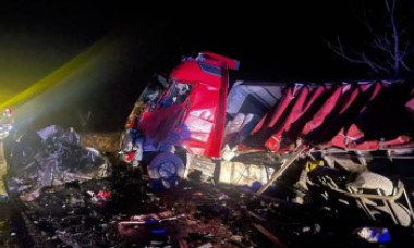 FOTO. Accident grav pe DN6: Patru persoane au murit după impactul dintre două TIR-uri și un autoturism
