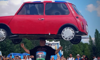 VIDEO. Povestea bărbatului care a ținut un Mini pe cap timp de 33 de secunde