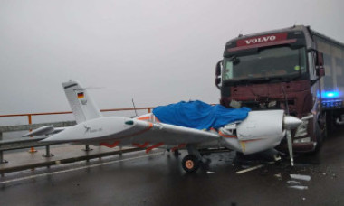 Pățania unui român care s-a izbit cu TIR-ul de un avion, pe o autostradă din Germania. Ce s-a întâmplat? VIDEO
