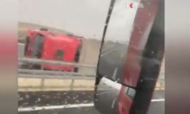 Turcia, devastată de o furtună care a prăbușit minarete și a blocat autostrăzi cu camioane răsturnate de vânt. Cinci oameni au murit