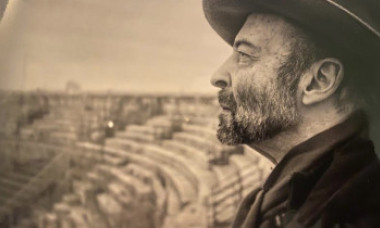 Un fotograf a murit după nouă ore în care a zăcut pe o stradă din Paris, fără ca trecătorii să-l ajute