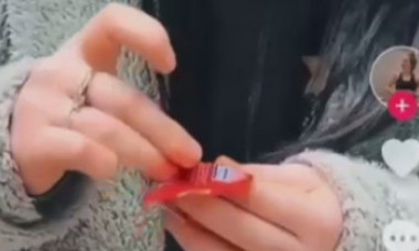 VIDEO. O tânără s-a filmat într-un supermarket în timp ce înțepa prezervative, pe care le punea înapoi pe raft