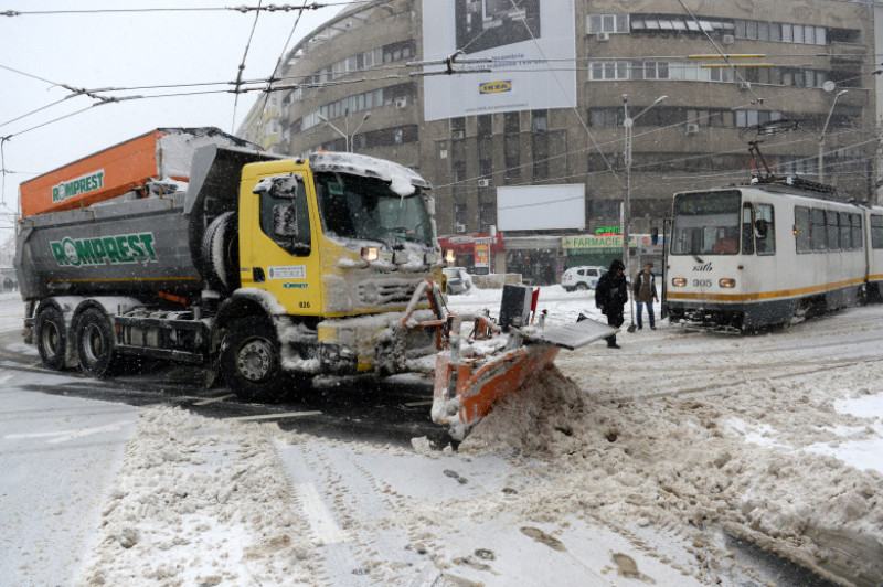 Intersectie Bucuresti utilaj deszapezire Romprest agerpres 8206399-1