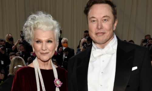 FOTO  La 74 de ani, mama lui Elon Musk devine cea mai în vârstă femeie care a apărut în costum de baie pe coperta Sports Illustrated