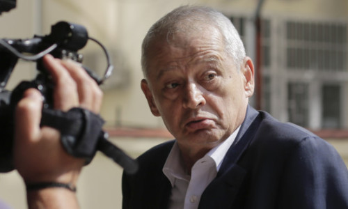 FOTO Sorin Oprescu, fotografiat relaxându-se la terasă, în Grecia. Fostul edil, condamnat la 10 ani de închisoare, nu poate fi extrădat