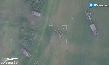 Momentul în care o dronă kamikaze rusească ia la ţintă obuzierele americane ale ucrainenilor