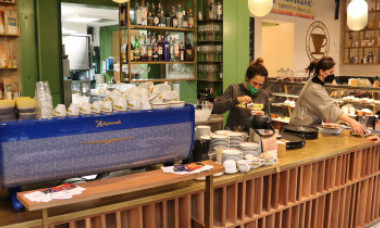 Un bărbat care a intrat într-o cafenea din Florența a sunat la poliție când i s-au cerut banii pe un espresso