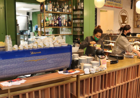 Un bărbat care a intrat într-o cafenea din Florența a sunat la poliție când i s-au cerut banii pe un espresso