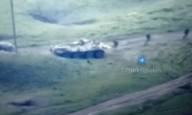 Imagini virale cu soldați ruși care-și abandonează tancurile și o iau la fugă pe câmp, după un atac-surpriză al ucrainenilor