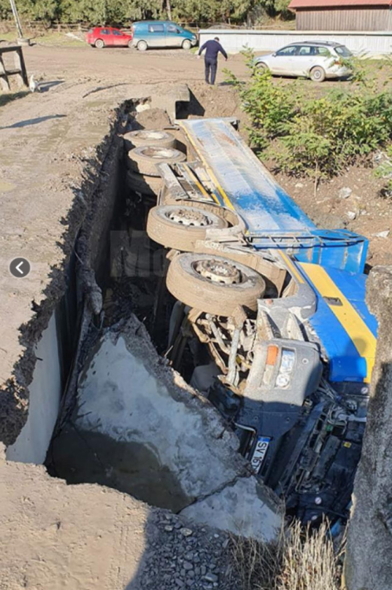 Un Pod Din Suceava S A Prăbușit Cu Tot Cu Camionul Care L Traversa