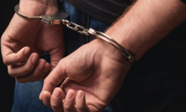 Un profesor de sport din Tulcea, arestat după ce a făcut sex cu trei eleve minore. Faptele s-ar fi petrecut chiar la școală