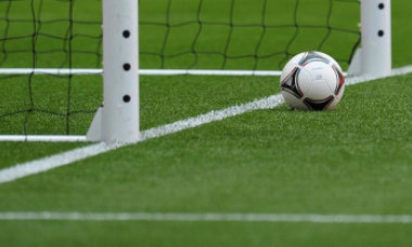 Scene cumplite în timpul unui meci de fotbal, în România. Un bărbat a murit pe teren, sub ochii coechipierilor