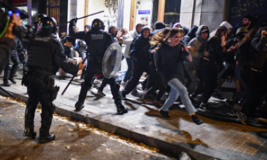 Barcelona, scena unor violenţe extreme. Imagini greu de privit din centrul turistic al metropolei catalane