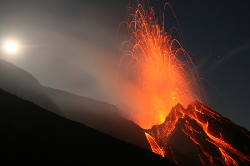 Night eruption at Stromboli volcano