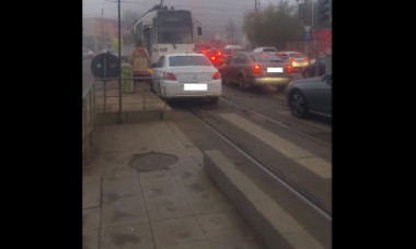 Tupeul unei șoferițe din București, când se întâlnește cu tramvaiul pe contrasens. Clipul a fost văzut de 1 milion de ori