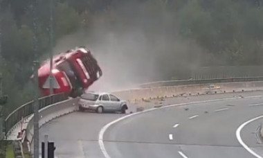VIDEO Momentul în care șoferul unui TIR moare salvând viața altui bărbat. S-a prăbușit de la 25 m înălțime