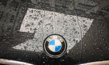 Ce a pățit un bătrân de 74 de ani din Iași, după ce a zgâriat un BMW parcat în dreptul garajului său