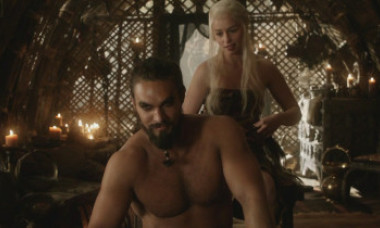 Emilia Clarke spune că producătorii Game of Thrones au manipulat-o să filmeze nud și a recurs la alcool pentru a face față
