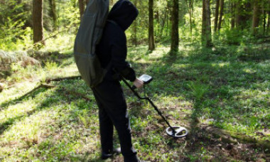 Au găsit cu detectorul de metale o comoară de peste 3,5 milioane de euro, însă acum regretă descoperirea. Ce a urmat