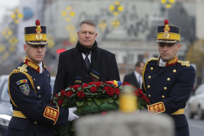 iohannis coroana de flori piata universitatii revolutionari inquam octav ganea 20191221110846_OGN_2239-01