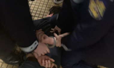 FOTO. Atac cu cuțitul la metroul din Capitală. Un bărbat a urcat în tren cu arma la vedere și a provocat scandal