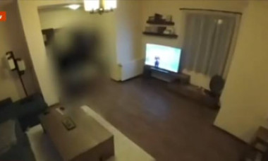 Imagini exclusive de la percheziția cu scandal din Brașov. Mascat către copil: „Bună dimineața! Stai liniștit!”