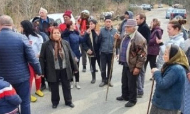 Oamenii au ieșit cu topoarele în stradă când au auzit că în sat vor fi aduși bolnavi de coronavirus: „Aici ați găsit prostia?”