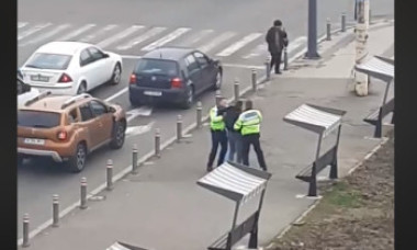 VIDEO. Pieton recalcitrant, încătușat de 7 polițiști pentru că a traversat strada prin loc nepermis. Ce sancțiuni a primit