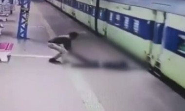 VIDEO. Imagini dramatice. Cum a fost salvat un bărbat aflat la un pas de a ajunge sub vagoanele unui tren în mişcare
