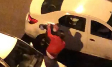 VIDEO „Care e urgența la 10 noaptea?” Polițist filmat cum bate un bărbat pe stradă. Ce spune Poliția Capitalei