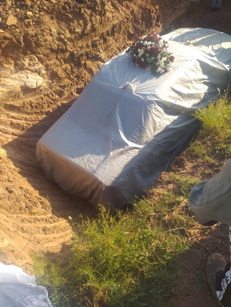 Man-buried-in-his-Mercedes