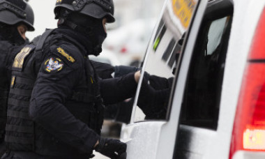 Răsturnare de situație: Polițiștii nu au greșit descinderea. Suspectul căutat avea buletin la adresa unde locuia un „mascat”