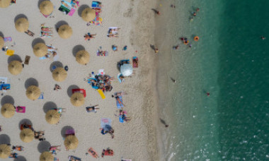 Românii care merg în vacanță în Grecia sau Bulgaria stau la întoarcere 14 zile în izolare. Când ar putea fi ridicată măsura