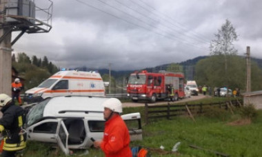 Impact mortal. O mașină în care se aflau șase persoane a intrat violent într-un stâlp pe un drum puțin circulat