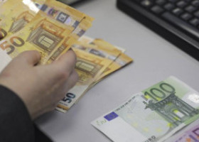 O femeie din Alba Iulia a pierdut 5.000 de euro într-o parcare. Un tânăr care trecea pe acolo a crezut că a dat norocul peste el