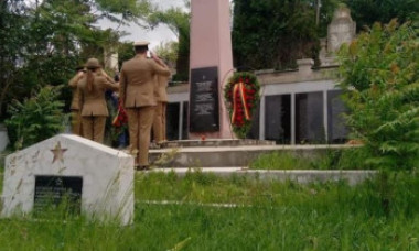 Gafă uriașă: De Ziua Eroilor, coroane la monumentul rușilor. „Să vă fie rușine! Nu știți că aici aveți eroii României” - FOTO & VIDEO