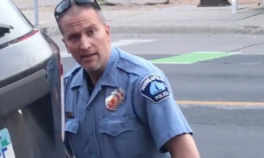 Reacția lui Derek Chauvin în momentul în care judecătorul citește verdictul juraților