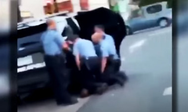 Scandal în SUA: O nouă înregistrare video șocantă arată că trei agenți de poliție stăteau cu genunchii pe bărbatul care se sufoca