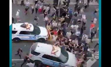Noi imagini șocante de la protestele din SUA: O mașină de poliție intră direct într-un grup de protestatari în New York
