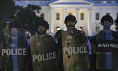 Protestul „Black Lives Matter” ia o întorsătură urâtă. Confruntări cu poliția în fața Casei Albe, jafuri la New York