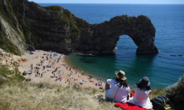 Un român a fost rănit grav după ce a sărit de pe o stâncă din Dorset. Martor: Oamenii aplaudau. A fost o imagine „șocantă”