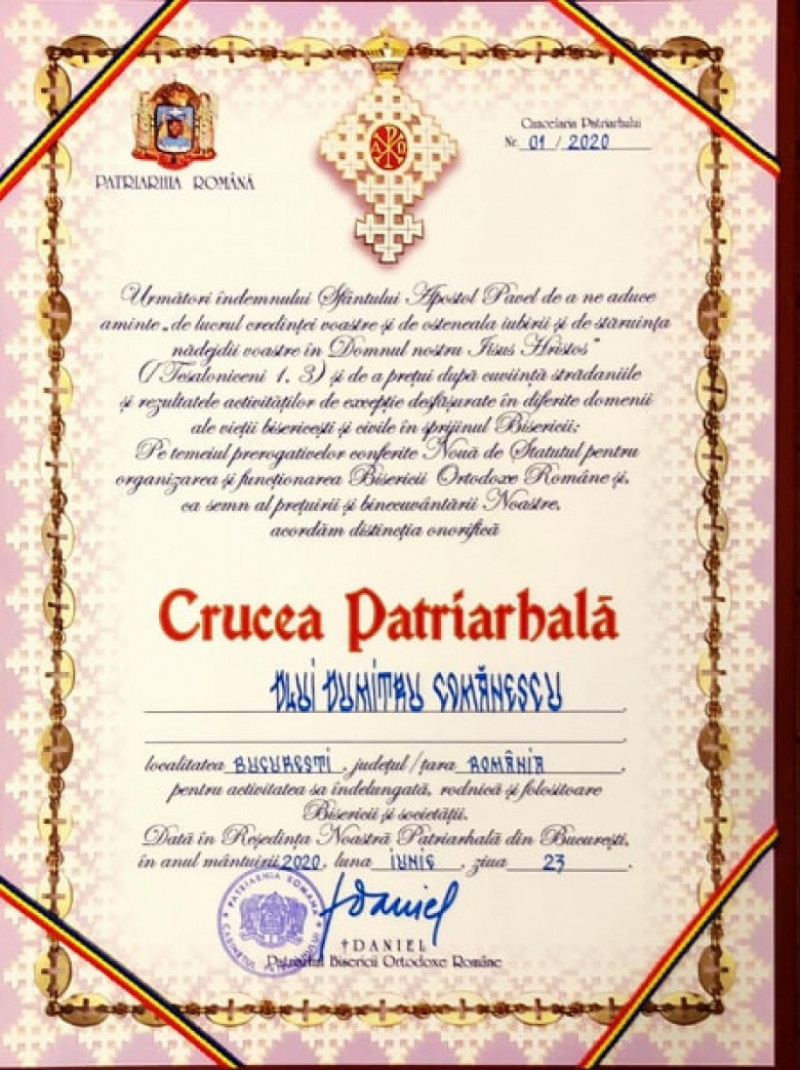 crucea patriarhala oferită lui Dumitru Comănescu, cel mai bătrân bărbat din lume