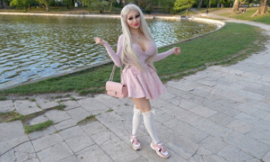 O tânără din Ungaria se plânge că nu-și poate găsi job pentru că este prea sexy. Cum arată acum și cine i-a plătit operațiile