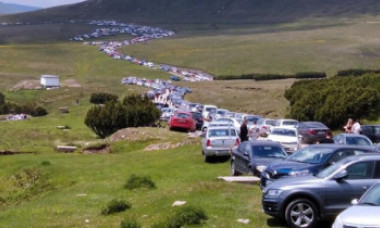 Explicații pentru imaginile de pe platoul Bucegi, devenite virale. “S-a găsit o soluție de compromis”