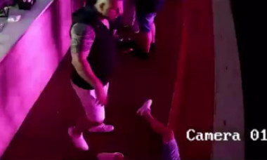 Angajat al unui bar din Costinești, bătut cu pumnii și picioarele până a căzut lat. Imaginile de pe camerele de supraveghere