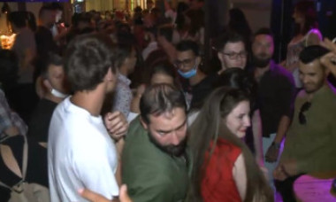 VIDEO - Relaxare de weekend. Ca sardelele în Centrul Vechi, fără măști în mijloacele de transport în comun și o nouă horă la mare