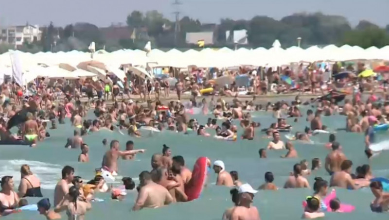 plaja aglomeratie oameni in apa eforie - captura