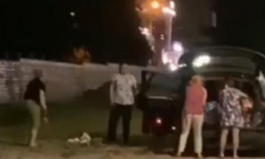Mai multe femei au fost surprinse când fură pavajul unei străzi din Chişinău şi îl urcă într-o maşină de lux