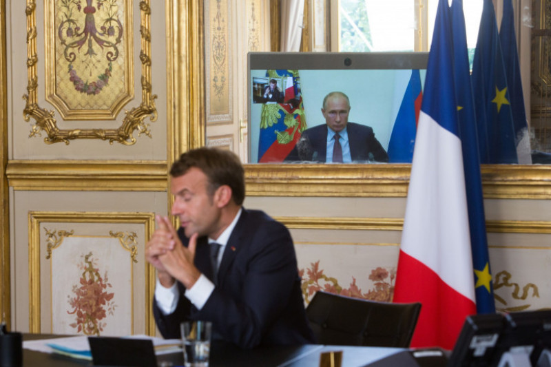 Emmanuel Macron în videoconferință cu Vladimir Putin