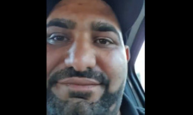 Un bărbat s-a filmat în timp ce se află în mașina de poliție și îi sfidează pe agenți: "Pe stânga acolo, boss-ule, mă lași"